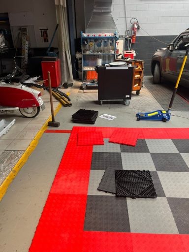 Pavimento in piastrelle modulari in plastica (PP) chiuse per garage professionali e provate, officine, cantine ed aree esterne