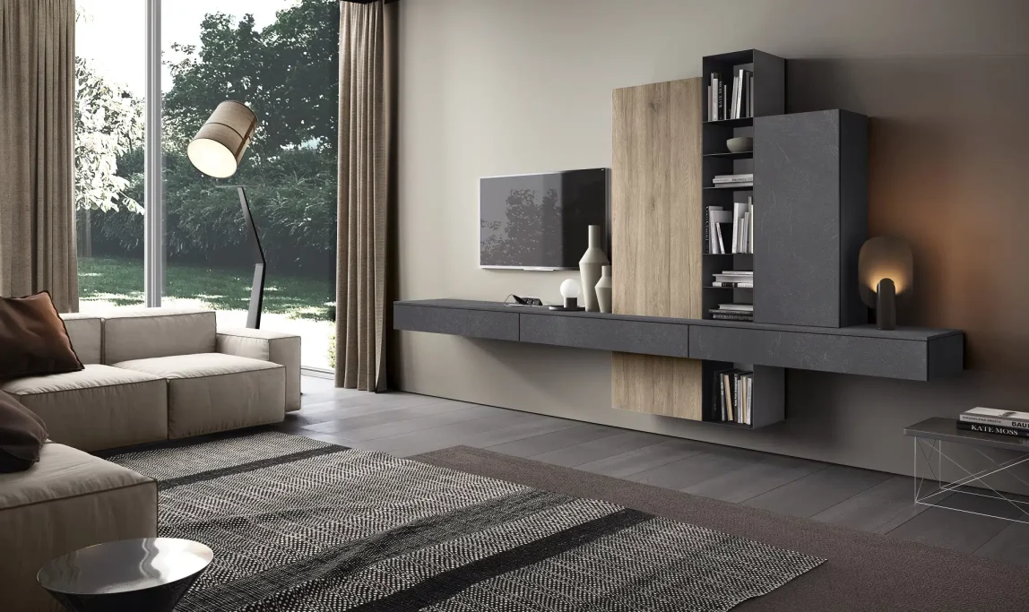 Moderno soggiorno con divano, pannello TV e parete attrezzata, luce naturale da una finestra.