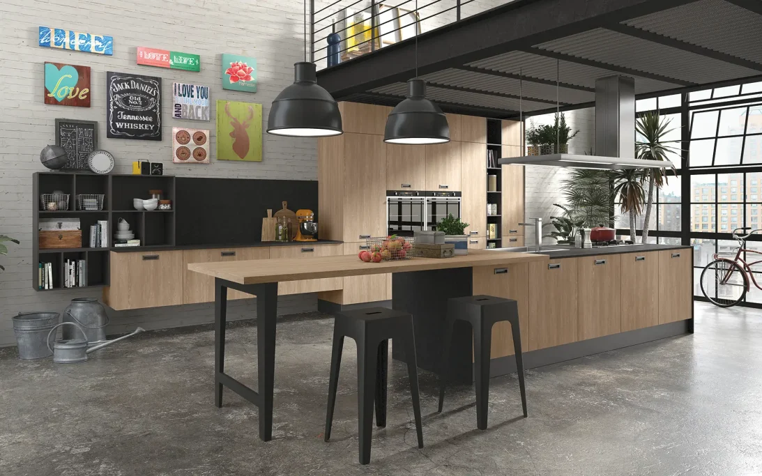 Cucina moderna con isola, armadietti in legno e illuminazione industriale.