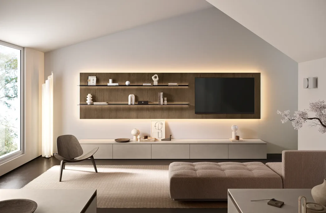Soggiorno moderno con TV a parete, mensole e divano elegante. Luce soffusa e decorazioni minimaliste.