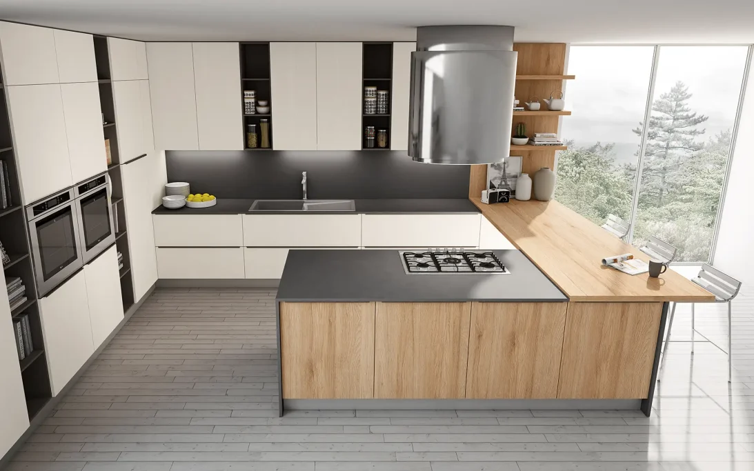 Cucina moderna con isola, armadi bianchi e banco in legno, vista su un ambiente luminoso.