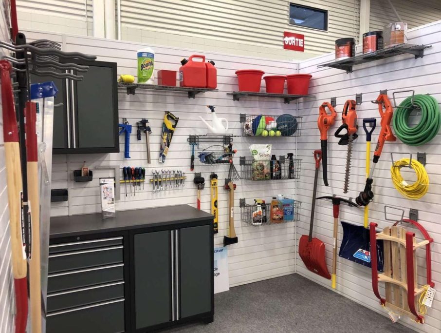 Attrezzi da giardinaggio e utensili appesi su una parete attrezzata in un garage.