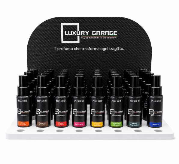 Raccolta di flaconi di profumo su supporto bianco, con etichette colorate.