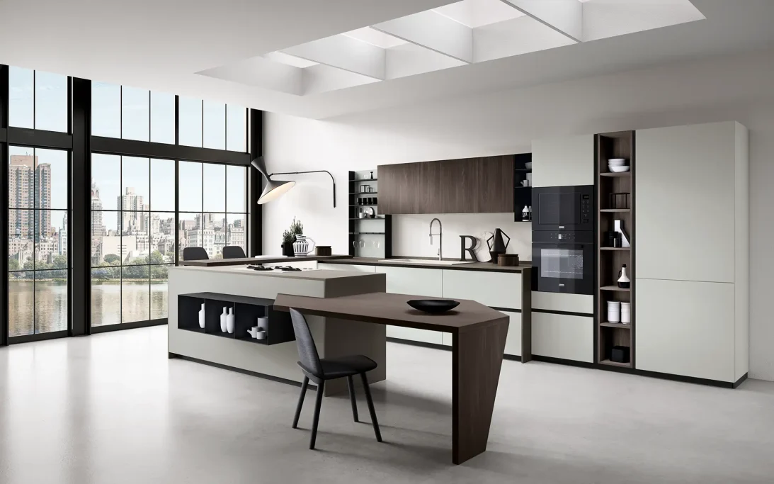 Moderno design di cucina con isola centrale e grandi finestre che offrono luce naturale.