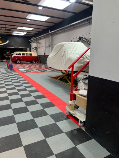 Pavimento in piastrelle modulari in plastica per garage