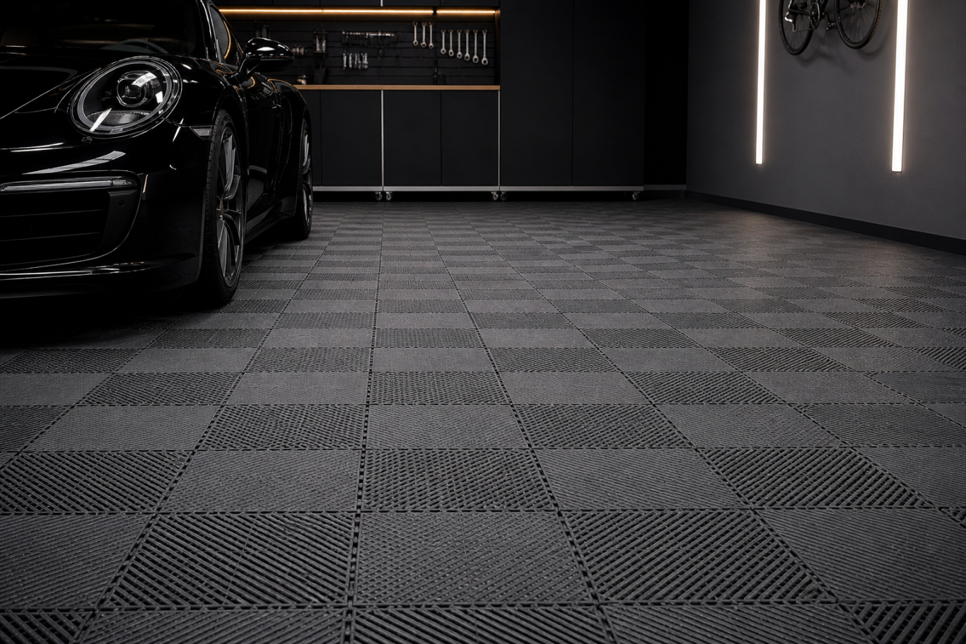 PAVIMENTI MODULARI Pavimento a scacchi grigio scuro con un'auto sportiva nera in un garage moderno.
